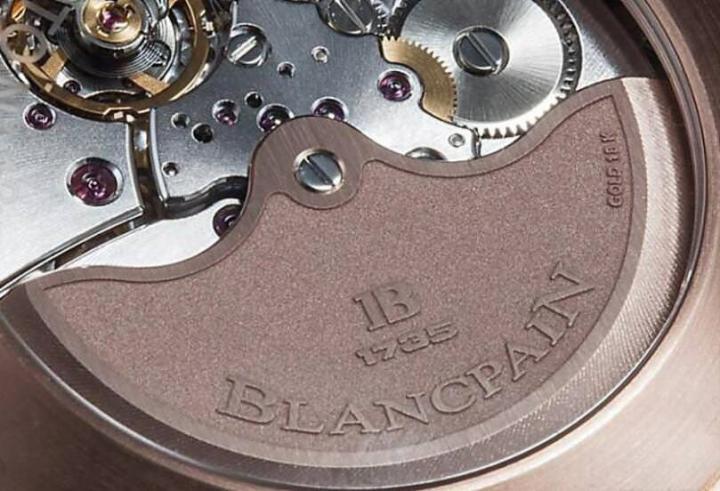 拥有双发条盒的1315机芯能提供120小时动力储存，玫瑰金色的自动盘与表壳质感配合，其上特别镌刻了品牌字样与标志