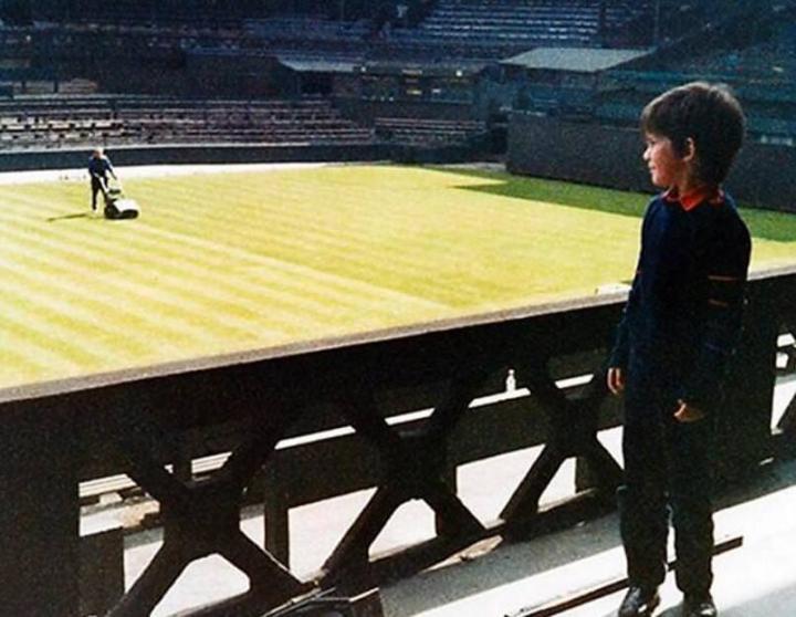 早在Henman六岁时他便已经在中央球场亲眼见识温布顿网球赛的魅力，当时他除了对冠军选手Björn Borg的球技深深着迷，也第一次发现了球场上的劳力士时钟，种下日后对该品牌的认同感
