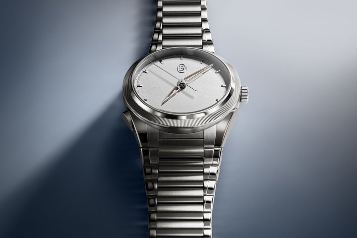 Tonda PF Chronographe Mysterieux Platinum 告别传统计时盘的繁复，指针从中央神秘浮现，展现极简机械智慧。