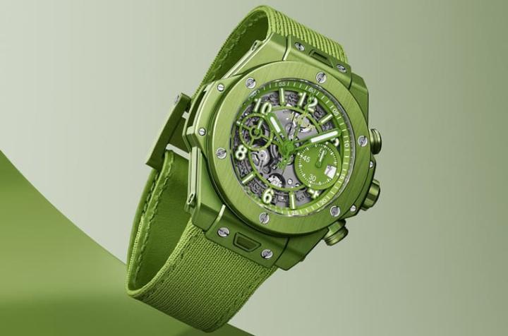 手表还会另附上一条绿色S.Café®环保科技咖啡™纱织物表带供佩戴者选择替换。