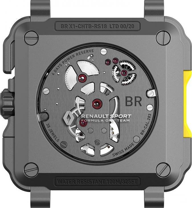 BR-X1陀飞轮计时码表采用品牌较少见的透明底盖，镜面上印有雷诺车队标志，同时还可注意到表壳9点方向拥有黄色橡胶凹槽，方便佩戴者稳固操作腕表功能