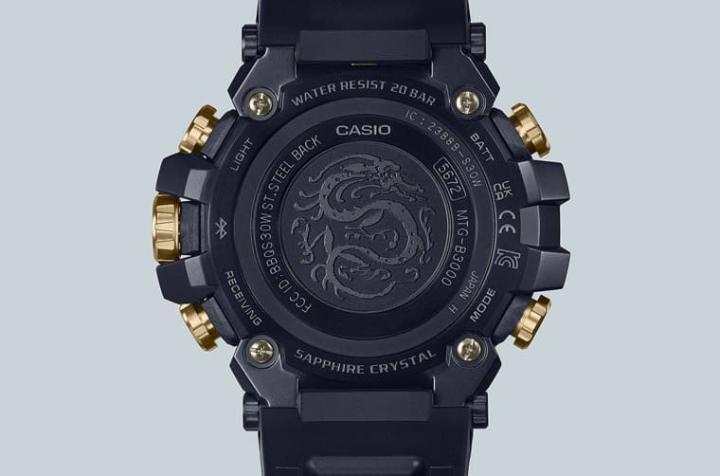 手表实底盖以雷射技术雕刻上飞龙图案，与正面的龙鳞纹理共同呼应手表的设计主题。