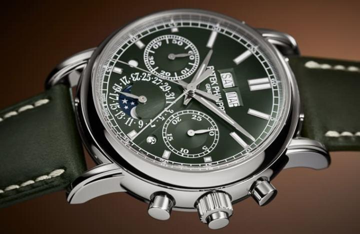 百达翡丽新推出5204G追针万年历，手表换上了白金表壳搭配橄榄绿色面盘令人耳目一新。