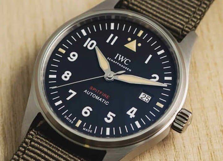 箭头针、12点方向附带两颗圆点的三角形时标、面盘上的红色”SPITFIRE”字样等，都是2019年IW326801有别于原始马克11的细节