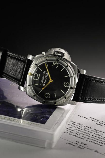 罕有的PANERAI Luminor腕表，于苏富比日内瓦拍卖会上以425,000瑞士法郎成交，配备聚碳酸酯表圈的Luminor 6152／1 腕表，拍卖价打破这佛罗伦萨品牌过往的拍卖纪录