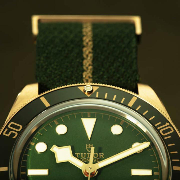 除了原厂配置的鳄鱼皮表带，帝舵还会附上一条绿色织纹表带给表主，两种表带都搭配黄金表扣