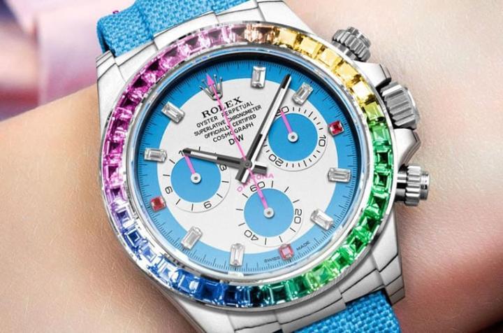 DiW又打造出一款Daytona彩虹圈，这次手表改用白色石英纤维材质，搭配白色面盘，重点依旧是表圈上的彩虹渐层色调宝石。Source：Designa Individual Watches