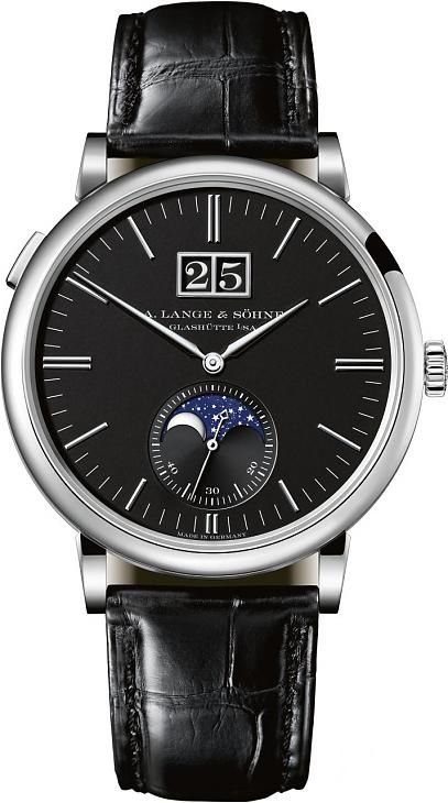 朗格全新Saxonia Moon Phase，将过去的白色面盘改成了黑色面盘，简洁的设计中又更加霸气
