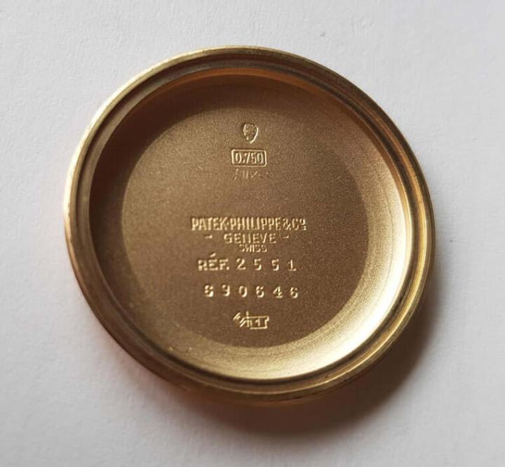 后盖有各种相关的文字与印记，此表亦有档案证明，Roger曾于19年前佩戴此表到日内瓦，表厂免费开立的证书