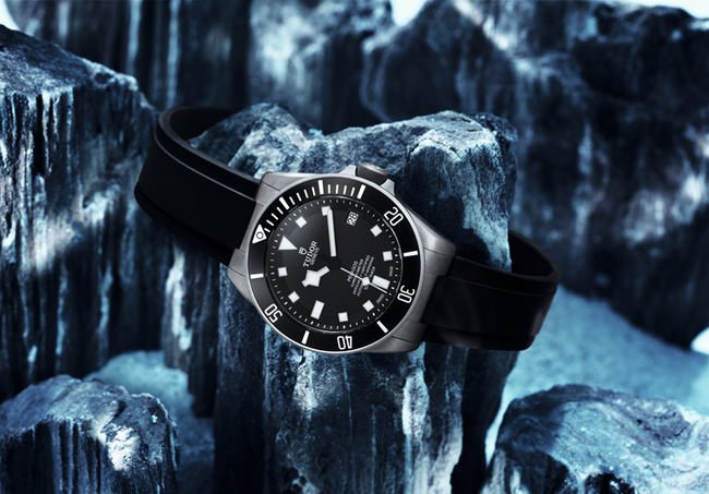 TUDOR Pelagos系列腕表，借磨砂中层表壳、喷砂 细节及哑色搭配，即使并非运用光影也能营造鲜明对比