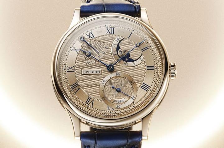 Classique 7235 灵感取自 1794 年 N°5 怀表，重现宝玑经典偏心布局与理性美学，致敬品牌设计原点。