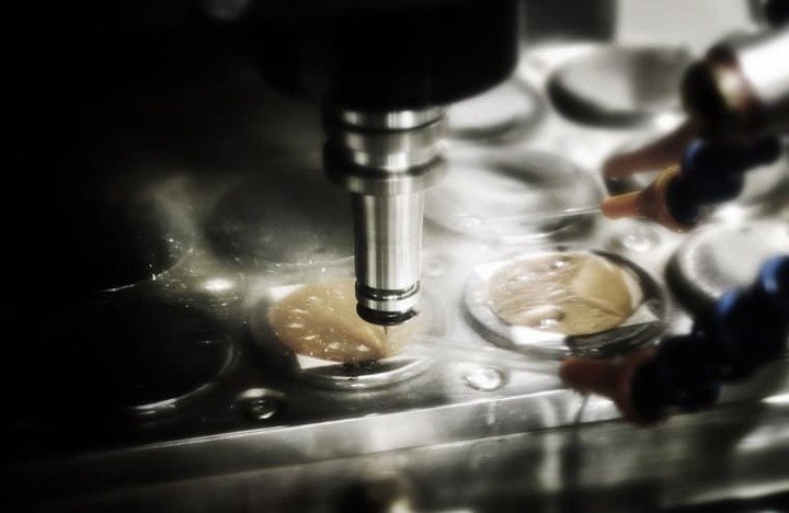 4.先用铰刀切割制作出阿拉伯数字与几何型时标的轮廓，然后把金属片翻面装上四个固定脚零件。