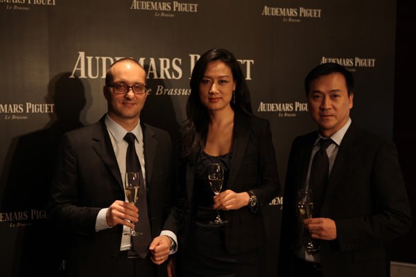 （从左至右）：爱彼总部产品营销主管Claudio Cavaliere，爱彼中国总经理李莉和冠亚名表城总经理潘国成先生在爱彼复杂功能腕表品鉴晚宴上合影