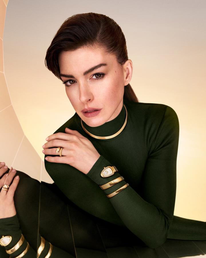 全球品牌代言人安海瑟薇 (Anne Hathaway) 出演宝格丽 2026 年全新 Serpenti 形象广告。