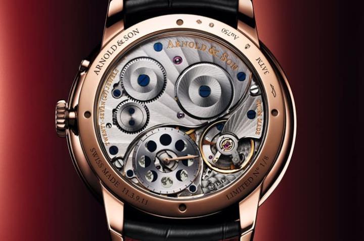 A&S1512 机芯具 90 小时动力，精准月相 122 年仅差一天，背面另设指针式月相显示。