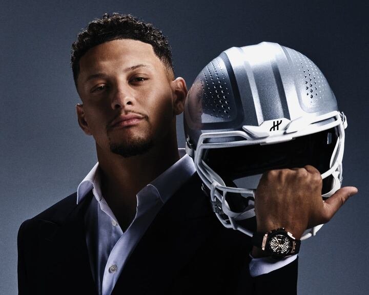 身高 1 米 91 的 Patrick Mahomes，1995 年出生于美国德州泰勒市。他担任四分卫，率领堪萨斯市酋长队五度打进超级碗，三度夺冠（2020、2023、2024），缔造队史最辉煌纪录。荣获两届 NFL MVP，以华丽的风格与戏剧化的临场表现赢得 "Showtime Mahomes" 的称号，吸引全球球迷的目光。