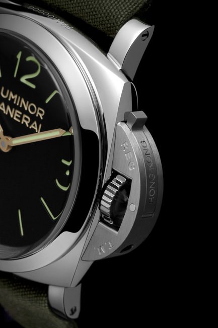 LUMINOR 1950 3 DAYS ACCIAIO 47毫米3日动力储存精钢腕表（PAM00606）以磨砂精钢打造表冠护桥，护桥杠杆镌刻「香港」字样（沛纳海专利