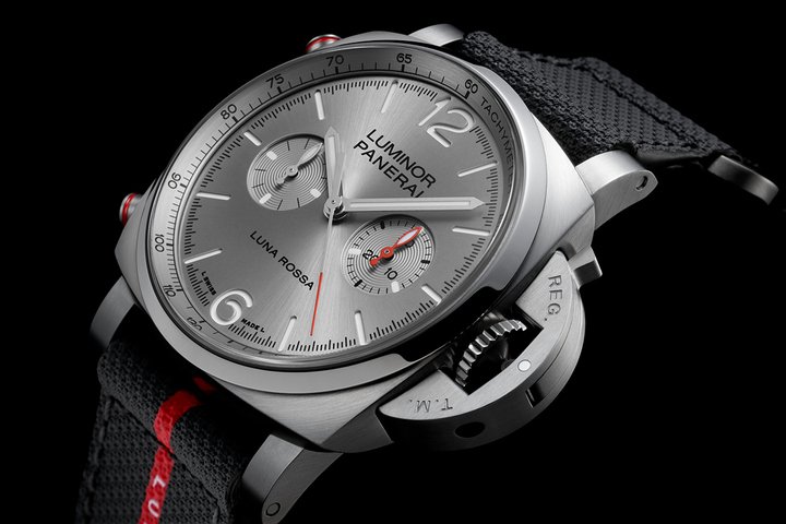 全新 Luminor Luna Rossa 计时腕表可协助水手计算船只于特定距离内的平均航速，在分秒必争的赛事中，这对 Luna Rossa 船队而言是不可或缺的关键功能。