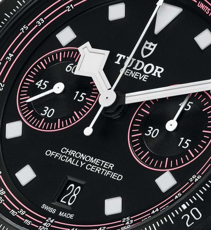 Pelagos FXD Chrono环意自行车赛粉红版计时腕表的测速计以自行车手的骑行速度为标准作出了调整，测速计刻度以螺旋方式围绕表面，只需一瞥便可读取骑行时的平均速度。