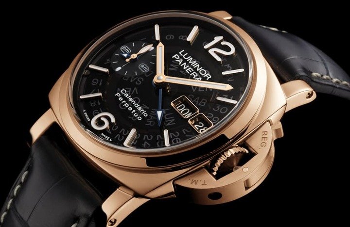 沛纳海最新发表的体验版手表为Luminor Goldtech™ Calendario Perpetuo（PAM01269），表款具备品牌相当罕见的万年历功能。