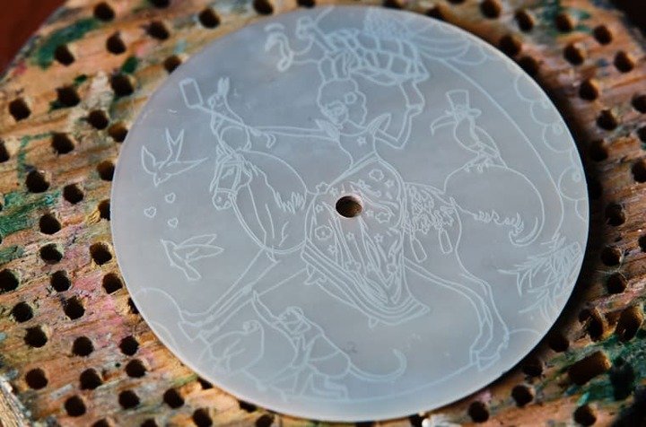 在珍珠母贝面盘上先刻画出图案的轮廓。