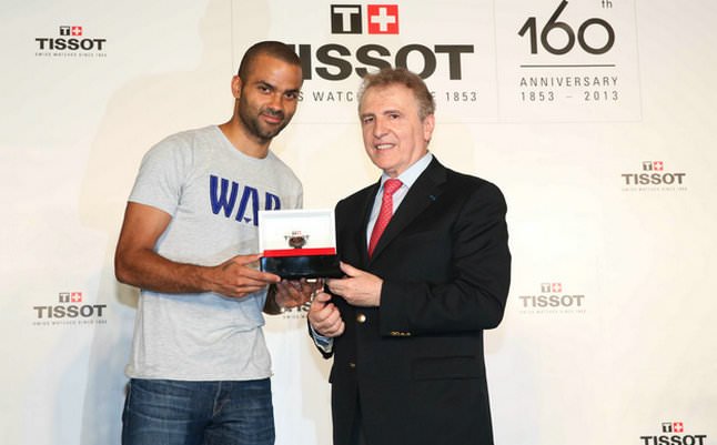 添宝先生向托尼·帕克赠送为他度身定制的限量版腕表