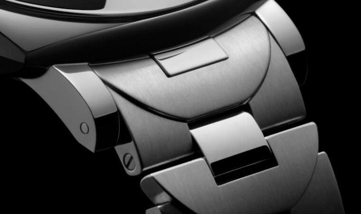 Luminor Due系列首度出现搭配金属链带的款式，突破系列过往都是配置皮表带的传统，也让手表展现出更运动化的风格