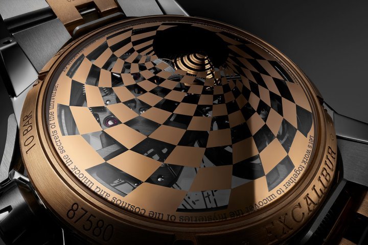 Roger Dubuis在表面10至11时位置精心嵌入螺旋结构零件，象征通往黑洞的入口，翻转腕表，黑洞出口一览无遗。