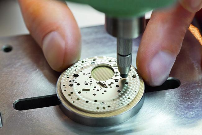 朗格机芯的无暇之美源于对每个零件细致入微的打磨与修饰