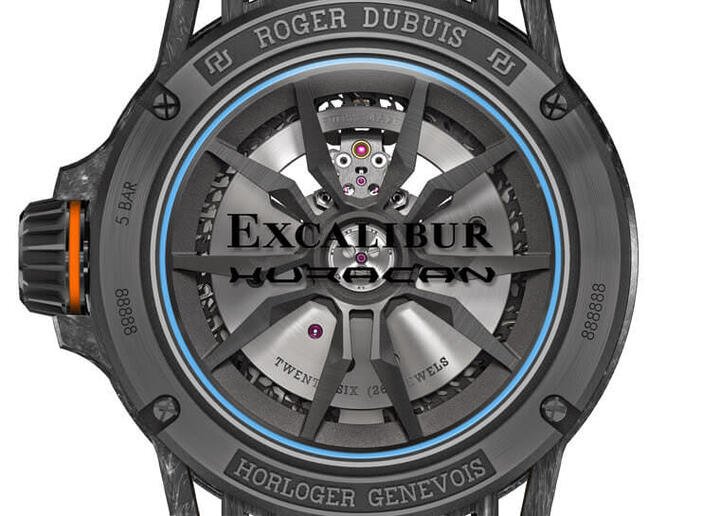 Excalibur Huracán STO透明底盖可看见灵感来自轮框的镂空自动盘，这款的自动盘边缘甚至加上了水蓝色外框