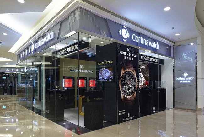  ROGER DUBUIS台北101高登钟表店中店的玻璃外墙，可一眼见到与全球专卖店比照办理的大器装潢