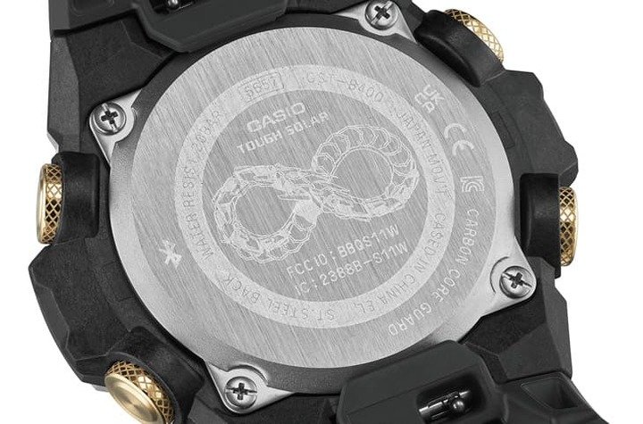 实底盖刻有G-SHOCK参考古代传说撷取的衔尾蛇图案，其具有无限与永恒之寓意，赋予手表讨喜兆头。