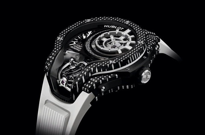 继2022年的MP-09双轴陀飞轮彩虹3D立体碳纤维手表后，宇舶2023年新推出白色新改款。