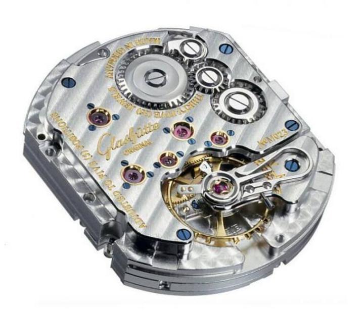 Caliber 22 / 手动上链模式 ●时、分、秒、大日期显示 / 宽度23.00mm / 长度28.50mm / 厚度5.76mm / 宝石数35石 / 震频28,800vph / 螺丝摆轮、鹅颈式微调、3/4 夹板