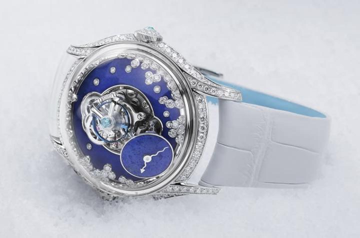 Legacy Machine FlyingT Blizzard的灵感来自暴风雪，因此镜面与面盘上可见大小错综的钻石装饰，犹如白雪在手表内部纷飞。