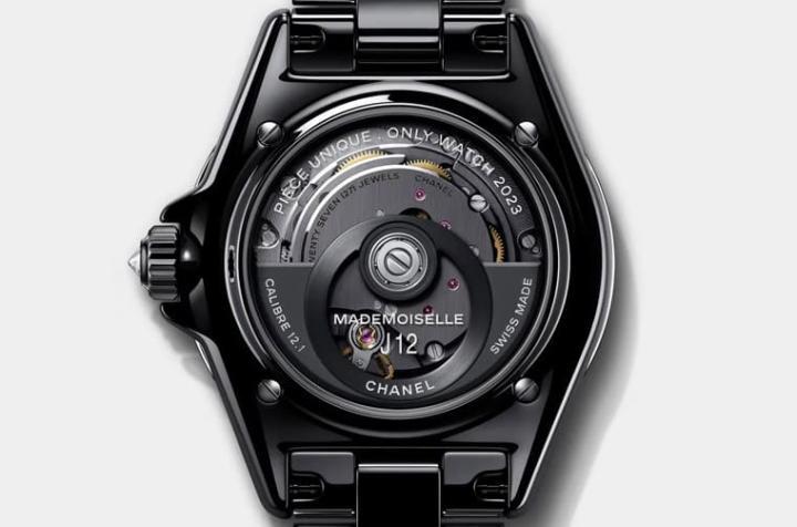 表背透明底盖露出Caliber 12.1机芯，同时底盖上缘还印有Only Watch 2023字样，突显手表的珍稀性。