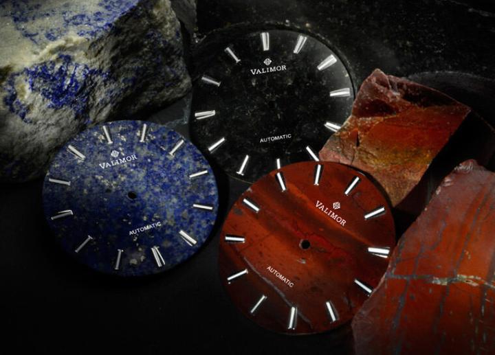 经过打磨抛光的天然宝石面盘，目前共推出了三种不同天然石材、包括黑金沙，彩虹碧玉和青金石