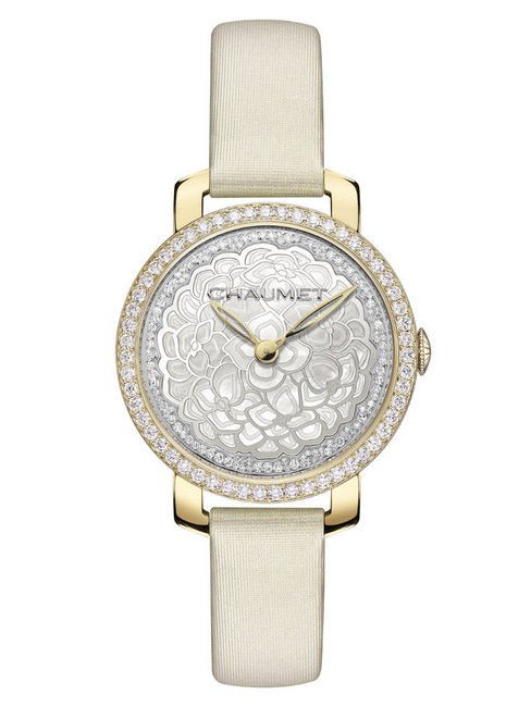  CHAUMET Hortensia绣球花腕表， 18K金表壳，白色珍珠母贝表盘刻有绣球花蕾丝图样，最外圈镶嵌121颗明亮式切割钻石，贵丽华美