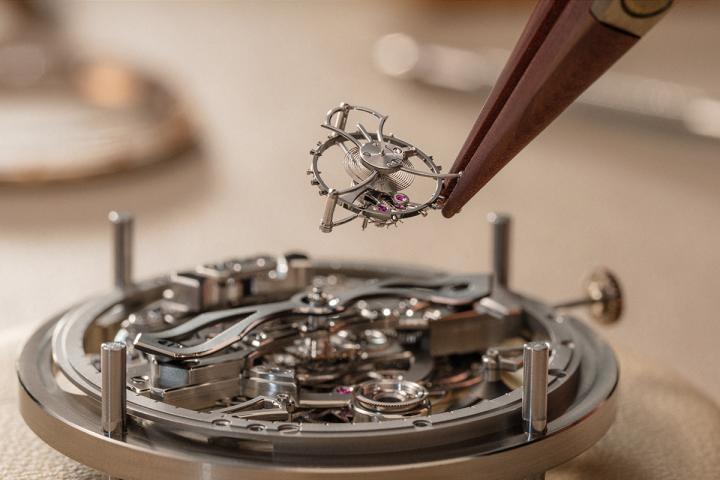 自 19 世纪起，芝柏便采用竖琴形陀飞轮框架，框架本身亦作为小秒针盘，配有独立小秒针。