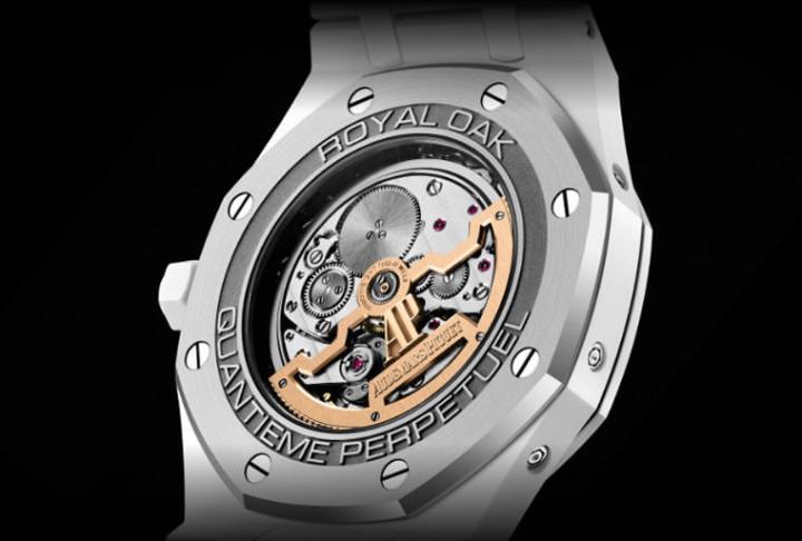 5134机芯是以爱彼1967年创作、并缔造全球最薄纪录的万年历机芯2120为基础改制而成，精致的镂空自动盘外围，更加以Tapisseris格纹雕饰，与面盘相呼应