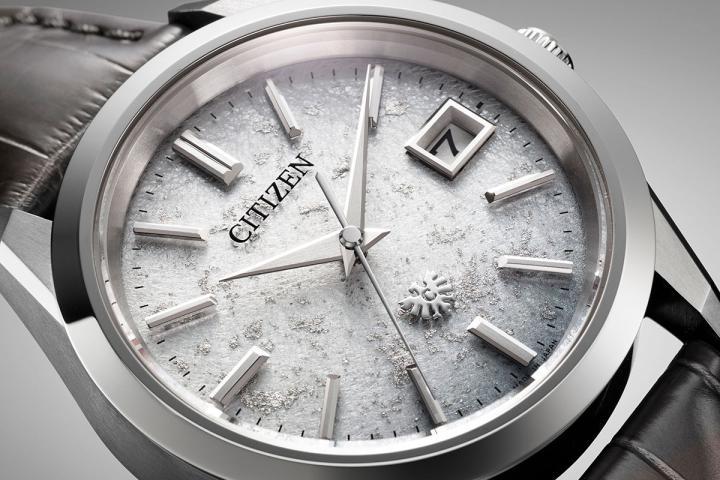 AQ4100-22A 为了还原冬日早晨下雪时朦胧的样貌，在表盘上以渐变设计，呈现出 “晕墨” 美感的雪景，并于土佐和纸上采用 “砂子蒔き” 的传统技艺，将闪闪发光的铂金细洒其上，仿佛雪花闪耀空中，营造出静谧又瑰丽的冬日雪景。