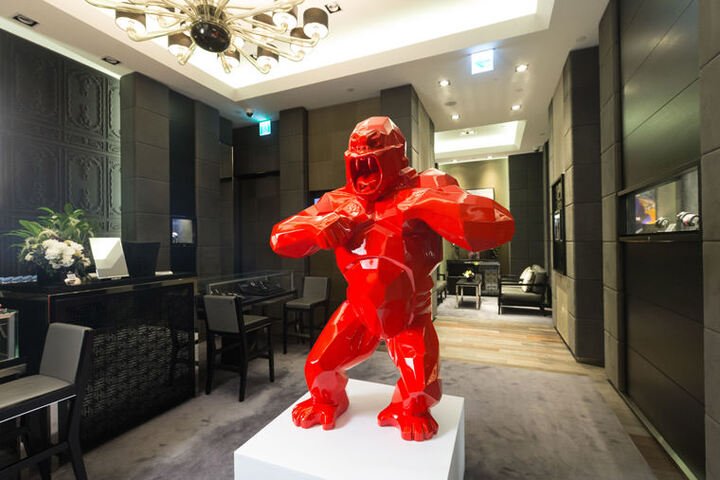 在经典融合系列Orlinski联名计时码表发表会现场，宇舶也特地展示Richard Orlinski的代表作——Wild Kong雕像
