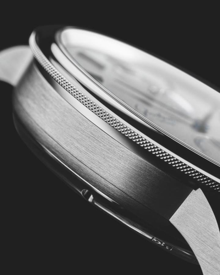 格拉苏蒂原创以白金制作参议员天文台手表表壳，表圈边缘额外加上立体菱格纹点缀，表侧亦经拉丝处理。