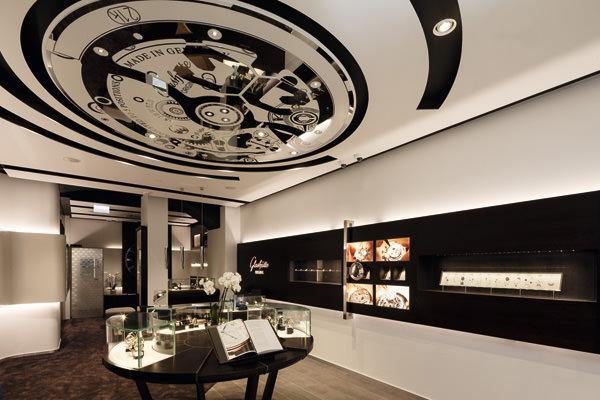 别具特色的装饰性天花板展示着同样风格独具的腕表机芯