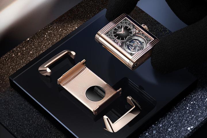 Reverso Hybris Artistica Calibre 179 的 18K 玫瑰金表壳具备标志性的滑动旋转机制，厚度仅 13.63 毫米，重约 30 克，确保佩戴舒适的同时，也能尽显典雅风范。