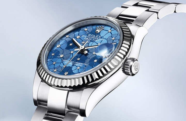 Datejust 31 2022年启用崭新面盘样式，劳力士以花卉为主题，再利用三种不同装饰工艺与钻石展现图案的对比层次与华丽气质。
