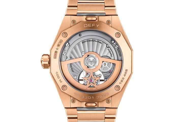 腕表机芯结构巧妙呼应表盘的星形几何美学：表面饰以当代风格的立体激光镌刻 “日内瓦波纹”(Côtes de Genève ) 图案，以陀飞轮为中心呈太阳纹放射状，引领视线聚焦于腕表跃动的 “心脏”。