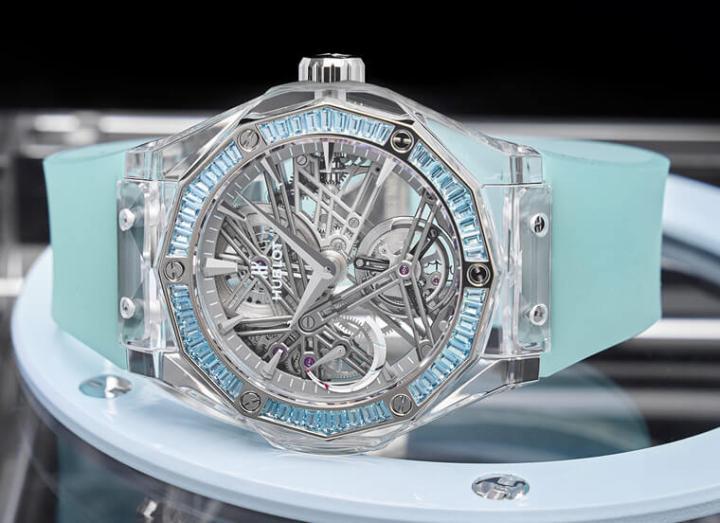 表款采用水蓝色橡胶表带、品牌Logo字样并在表圈镶上蓝色托帕石，这些都是为了呼应本届Only Watch的主题颜色