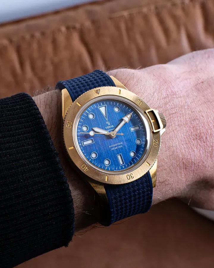 腕表采用青铜材质表壳，表面施以垂直拉丝处理，并于倒角处抛光修饰，随时间自然氧化，形成独一无二的个人风格。