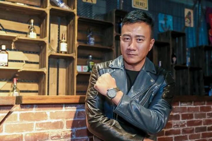 胡军佩戴真力时飞行员系列Type 20御行腕表